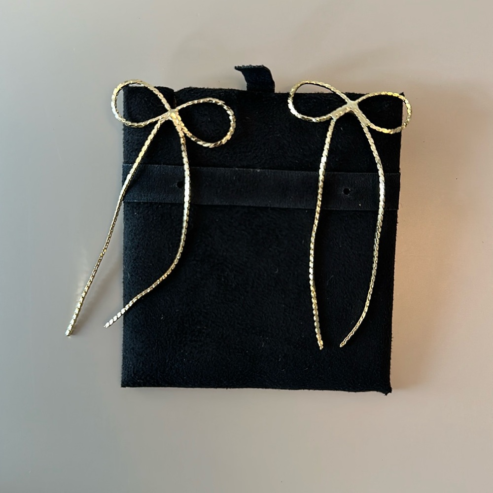 SHASHI BOW EARRLINGS